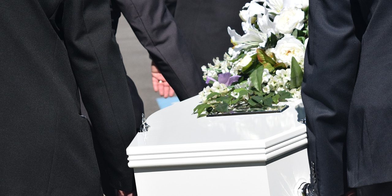 Nepodceňte smuteční oděv na pohřeb