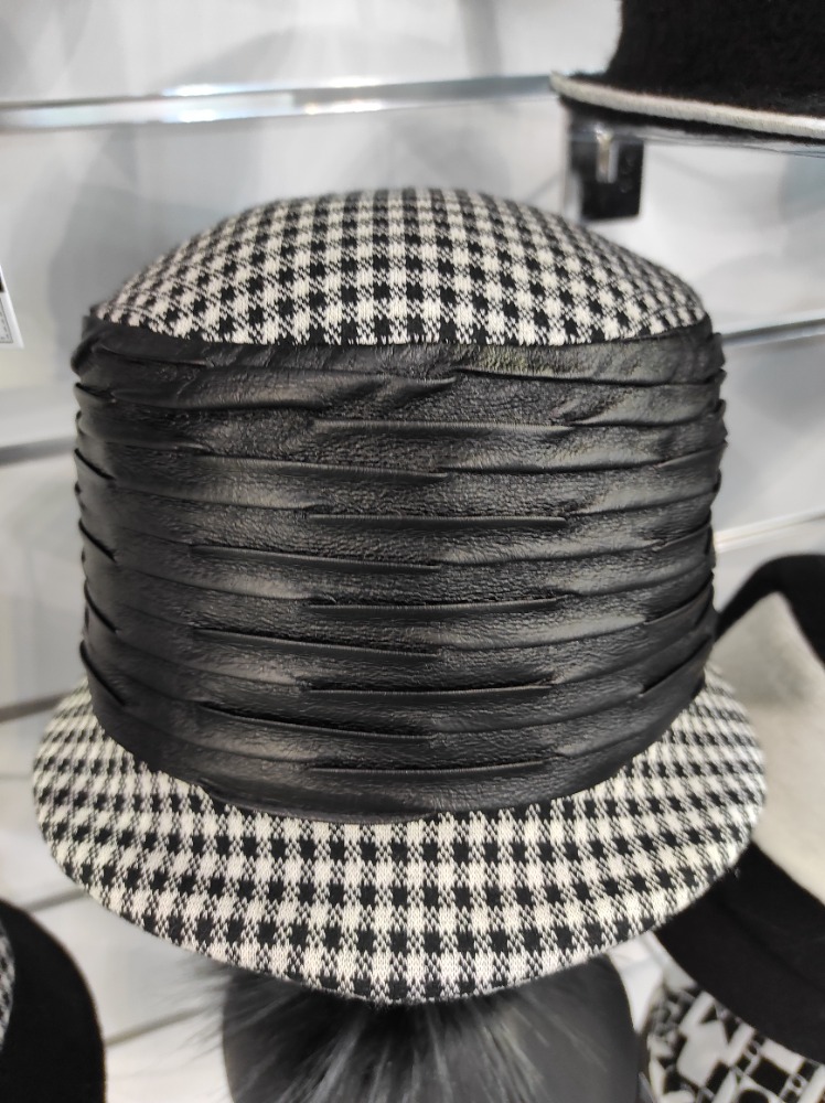Černobílý klobouk značky Rabionek
