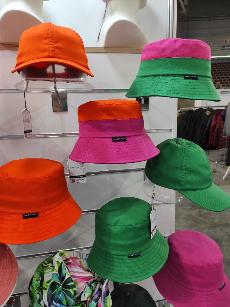 Letní výrazně barevné klobouky značky Rabionek