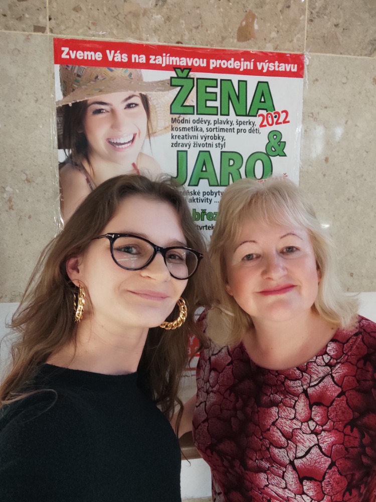 Sandra Friebová a paní Fikejsová s plakátem k prodejnímu veletrhu Žena a jaro