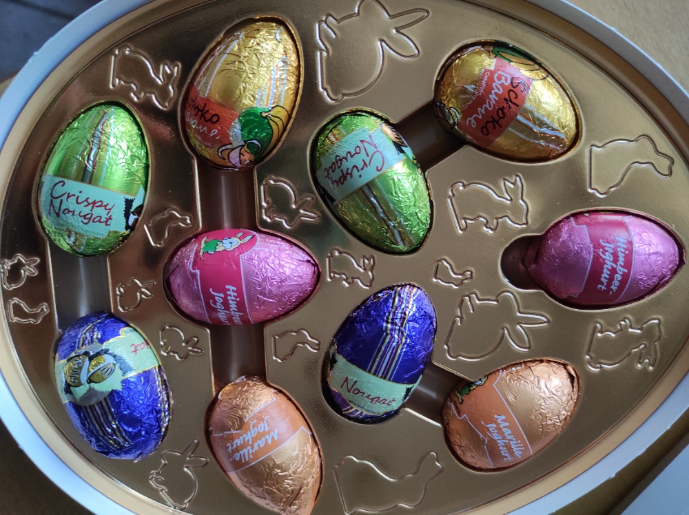 Obsah velikonoční bonboniéry - čokoládové mléčné pralinky s různými příchutěmi, foto: Sandra Friebová