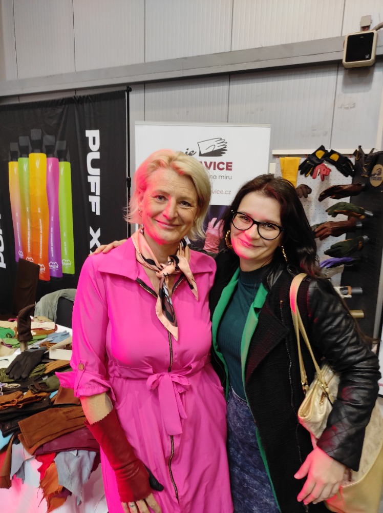 Na veletrhu 4Men Expo vystavovala také rukavičkářka Ludmila Osičková (dáma vlevo)