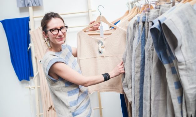 Ke koupi udržitelného oblečení lidé průběžně dozrávají, říká Monika Nováková (35) majitelka a návrhářka značky MONIKA NOVAKOVA