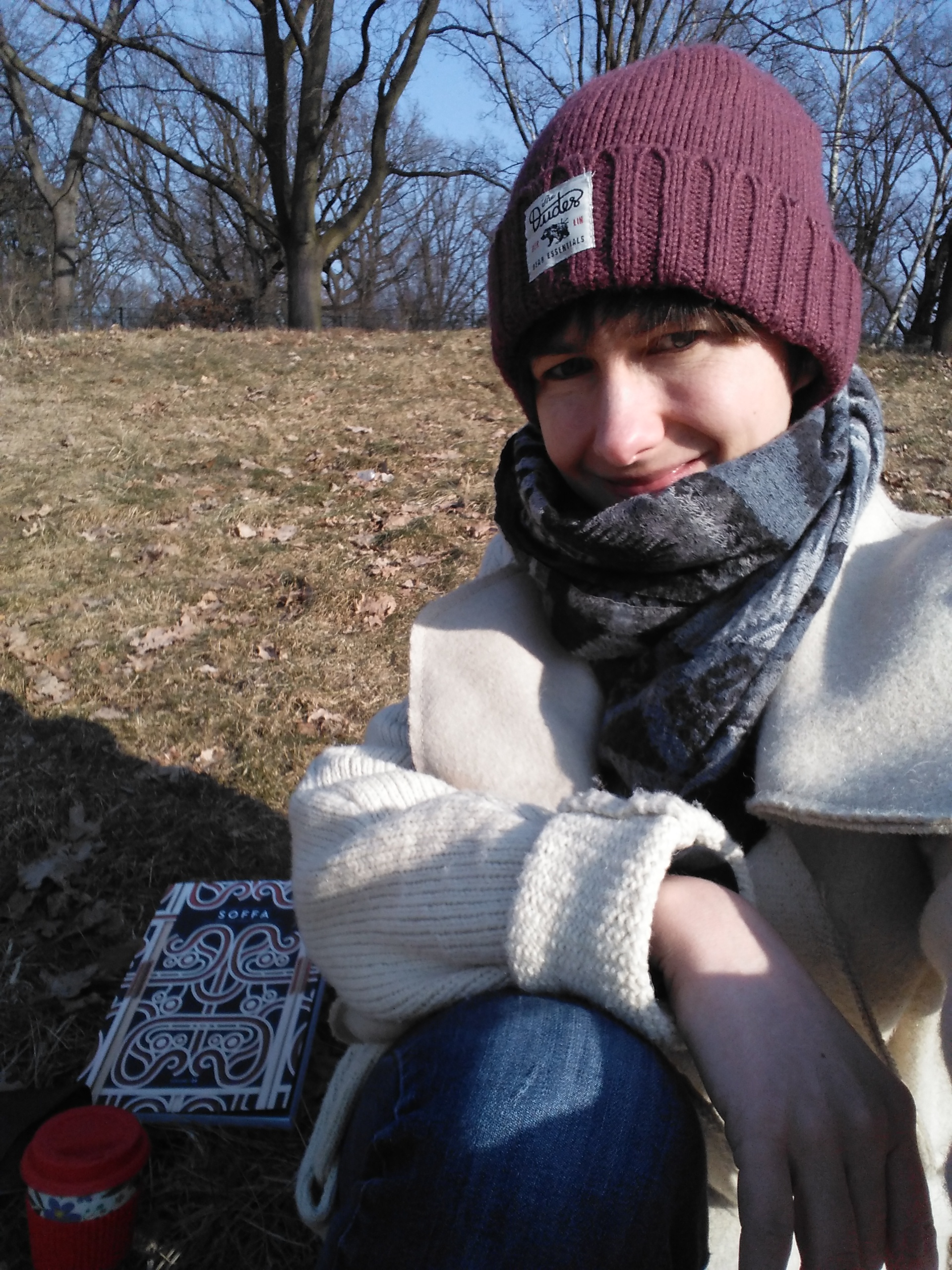 Monika Nováková ve volném čase v parku Hasen-Heide při čtení časopisu SOFFA