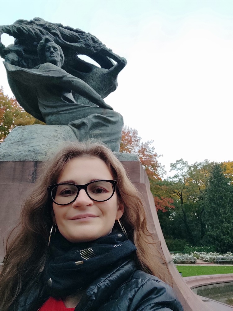 Park ve Varšavě se sochou Fryderyka Chopina - detail