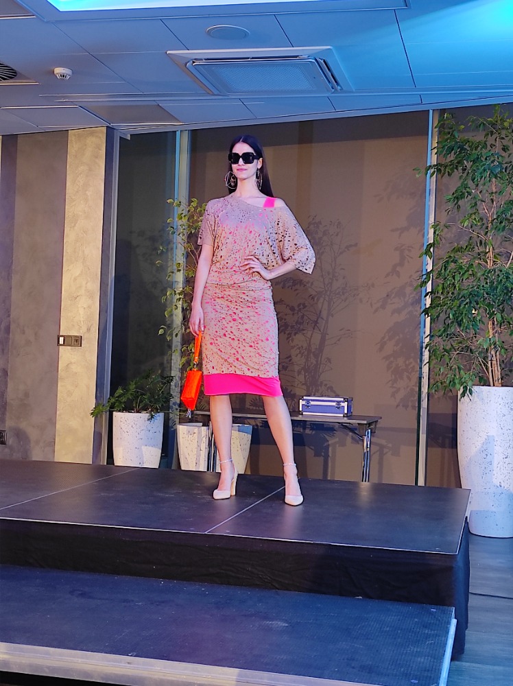 Jeden ze svěžích modelů módní návrhářky Ivety Řádková - broušená kůže a neon