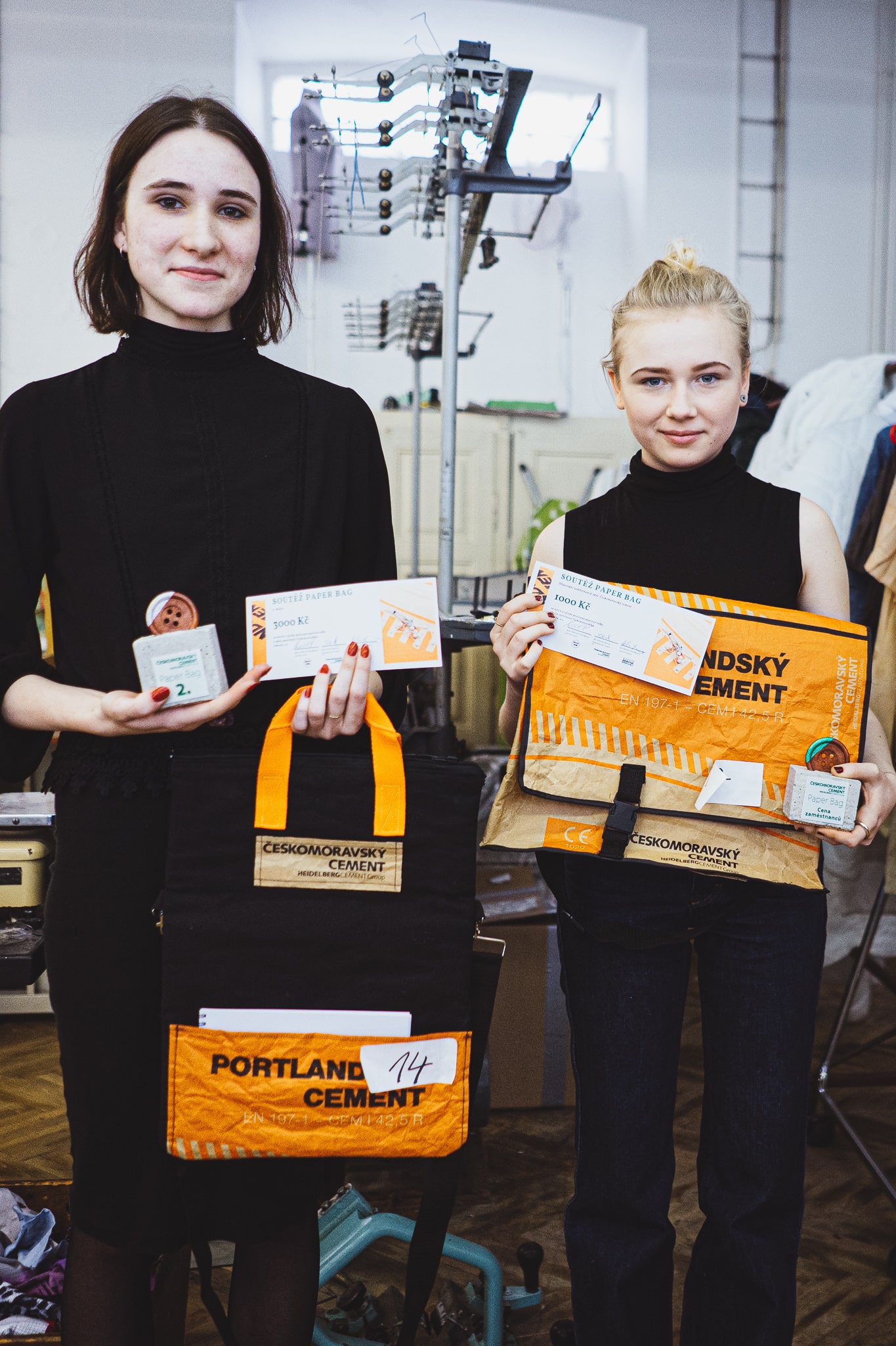 Vítězky upcyklační soutěže Paper Bag pro Českomoravský cement