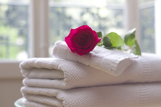 Bílý ručník a bílá osuška, zdroj: pixabay.com