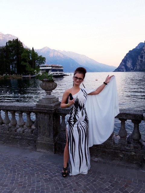 Já (Sandra Friebová) v šatech od české módní návrhářky Šárky Ordošové u jezera Lago di Garda