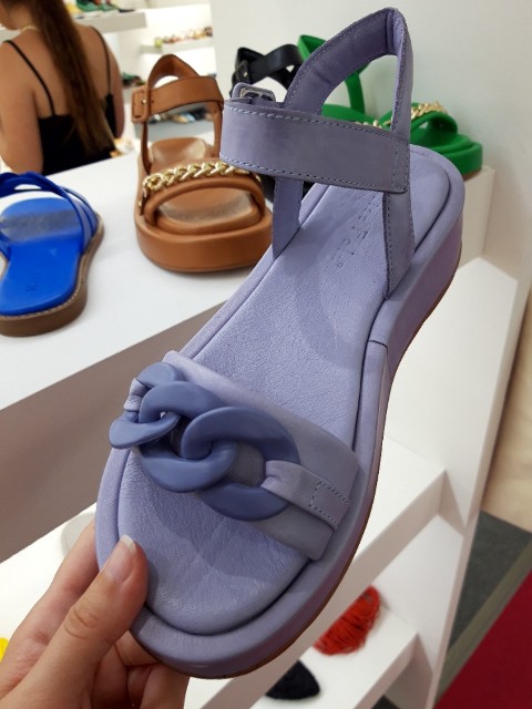Velmi trendy barva sandálků i designový prvek