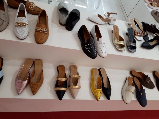Na veletrhu Expo Riva Schuh a Gardabags byla měly stánky pestrou nabídku dámské obuvi
