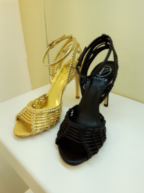 černé a zlaté dámské sandálky na jehlovém podpatku
