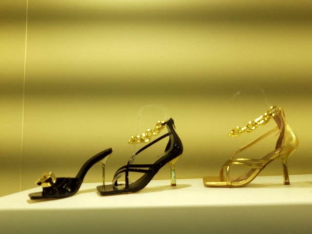 Černé a zlaté dámské sandálky