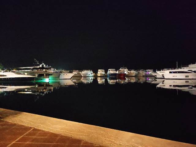 Hurghada má krásnou marinu a je tam i živo díky obchůdkům, stánkům a restauracím