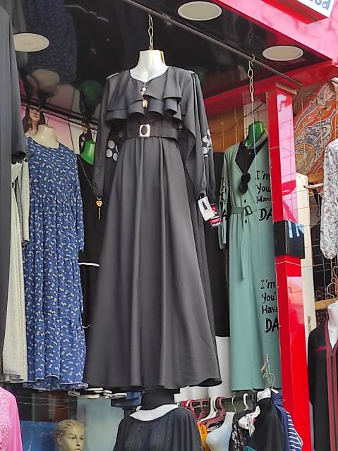 Nabídka dámského oblečení je v El Daharu pestrá