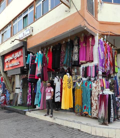 Dámské egyptské oblečení nabízí v El Daharu v mnoha barvách