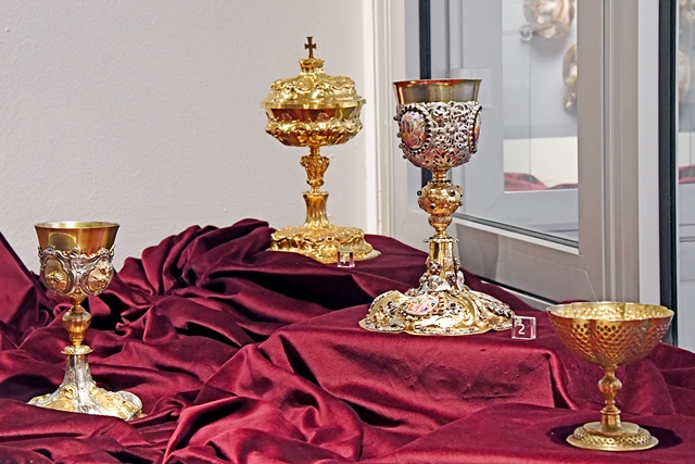 Výstava prezentuje zlatnická díla užívaná při liturgii (z fondu Umeleckoprůmyslového muzea v Praze a Moravské galerie v Brně)