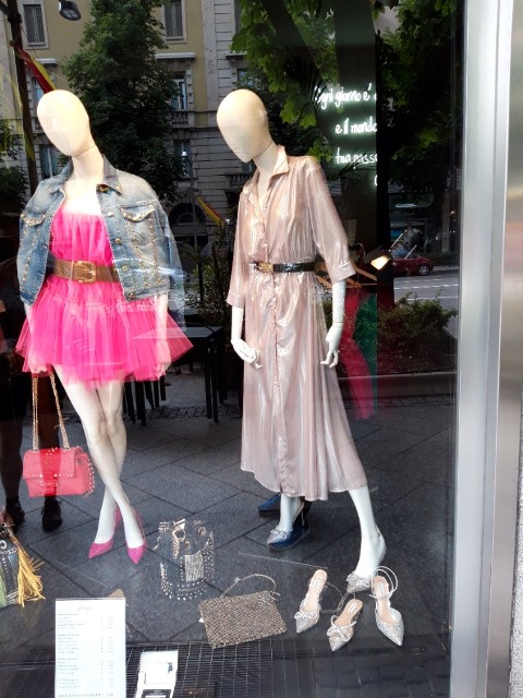 Svěží a barevné outfity v nabídce obchodů v Bergamu