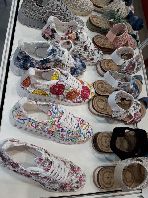 V nabídce vystavovatelů na veletrhu Kabo  dámské obuvi byly i více barevné tenisky