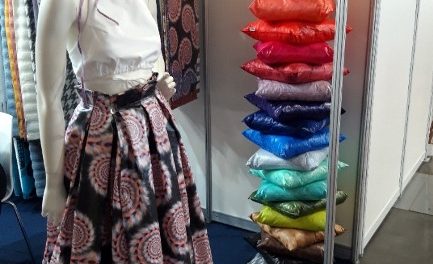 Nabídce vystavovatelů dámské módy na veletrhu Styl dominovaly výrazné barvy