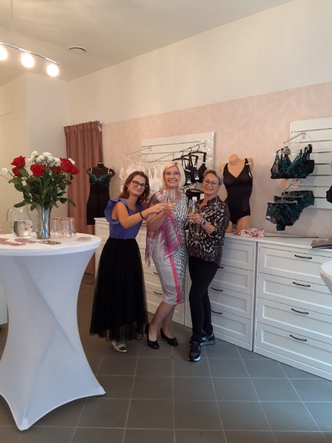 Popřát majitelce butiku se spodním prádlem SiluetSi Silvii Skalické (uprostřed) přišly majitelka Fashion Industry CZ (zleva) a majitelka Boutique Matýsek (vpravo) 