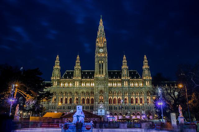 Největší vánoční trh ve Vídni je před radnicí na Rathausplatz