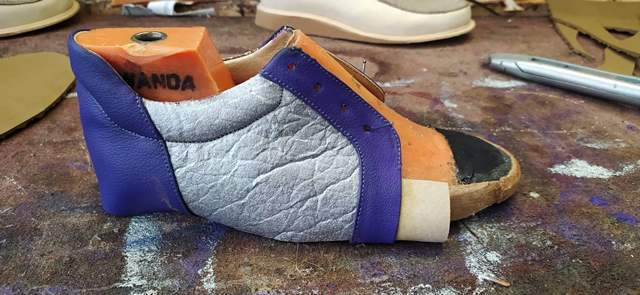 Udržitelné tenisky na míru během procesu výroby u obuvníka Michaela Horkého