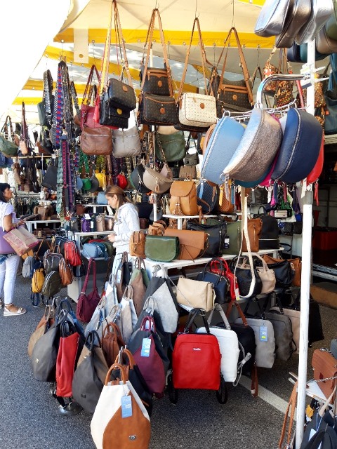 Na trhu v Bibione byla spousta věcí ke koupi