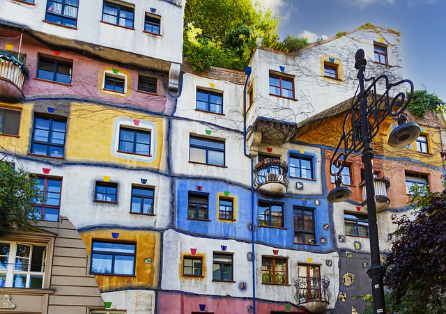 Vybrat ukázku moderní i historické architektury je těžké, proto uveřejňuji Hundertwasserhaus ve Vídni