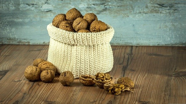 Ořechy jsou skvělé nejen k jídlu, ale i jako součást vánoční dekorace
