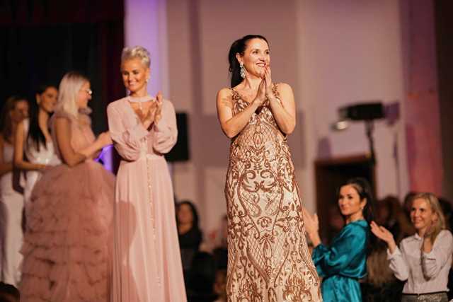 Módní návrhářka Šárka Ordošová tvoří nádherné společenské a svatební šaty