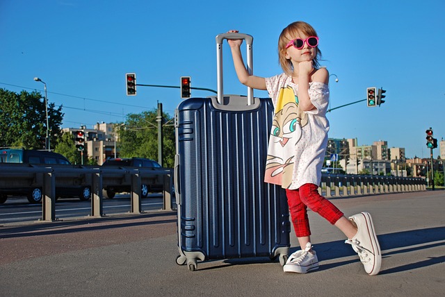 Asi nějak takto bych vypadala jako dítě, kdybych táhla kufr.
