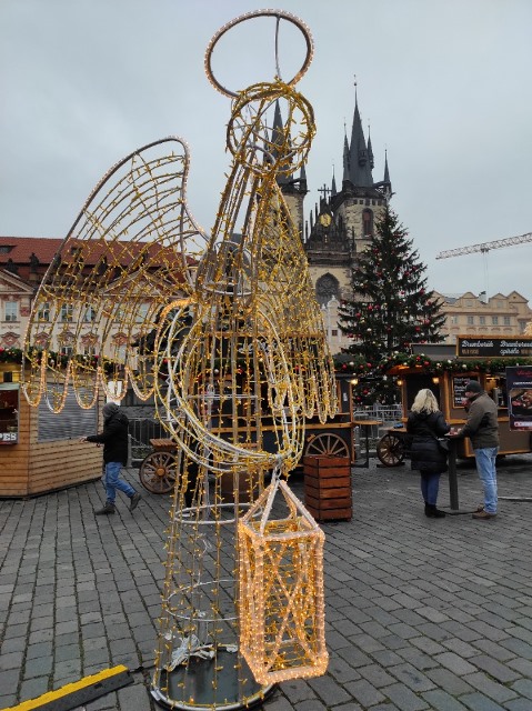 Jeden z andělů na Staroměstském náměstí v Praze