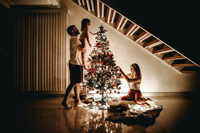 Myslete na pohodlí při úklidu vánočních ozdob už při zdobení vánočního stromku