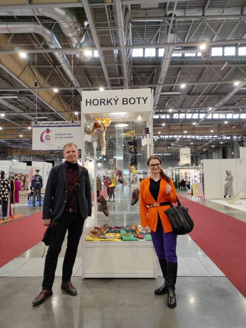 Michael Horký a Sandra Friebová u vitríny značky Horký Boty na únorové edici veletrhu Styl a Kabo
