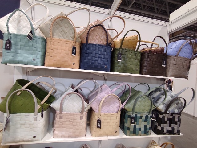 Proplétané kabelky v různých barvách jsou velmi moderní a praktické