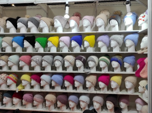 Hřejivé čepice v barvách ve svých prodejnách musíte mít