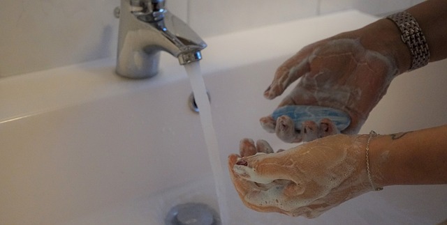 Tekoucí voda z kohoutku při umývání rukou je úžasný luxus