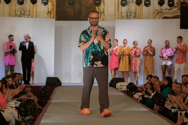 Nejen tvorba značky gARCON de YUZU je plná barev, ale i sám módní návrhář, který za ní stojí, Martin Čapek barvy miluje a nebojí se jich