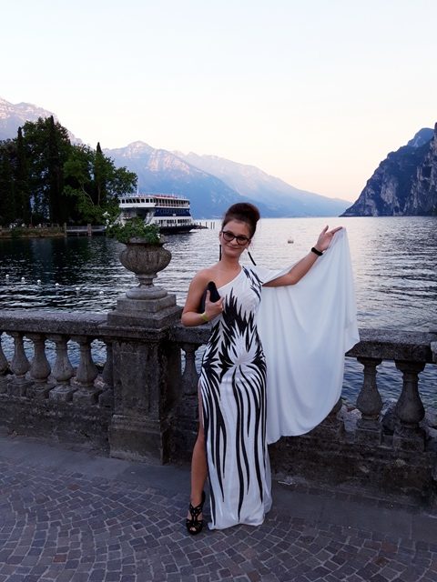 V Riva del Garda se mi velmi líbilo. A ty nádherné šaty, které mám na sobě jsou od úžasné české módní návrhářky Šárky Ordošové