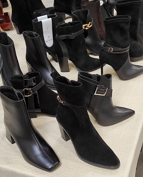 Na veletrhu Polshoes měli vystavovatelé v nabídce sortimentu dámské obuvi krásné černé podzimní kozačky s úzkým i širokým podpatkem