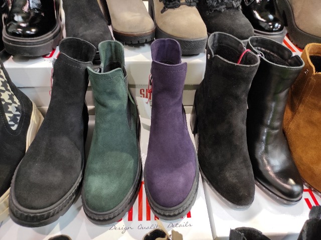 Podzimní kozačky chelsea boots vypadají v tmavých barvách skvěle