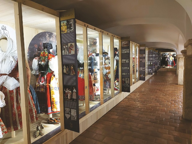 Expozice Muzea Ostrov lidových krojů je velmi rozsáhlá
