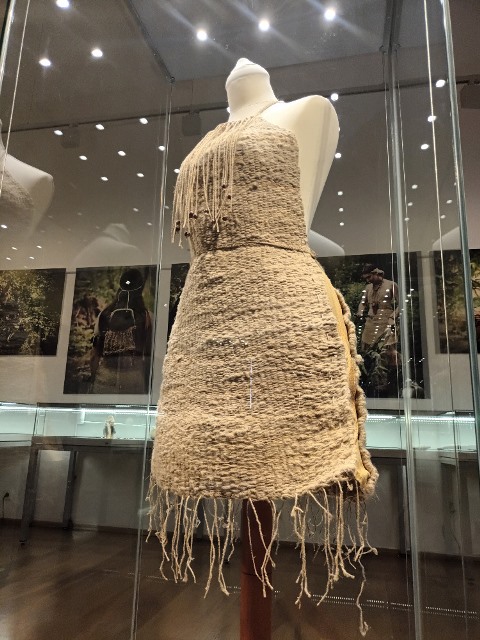 Na tvorbu oděvů naši předci využívali nejrůznější textilní materiály, zde je například ukázka kopřivových šatů