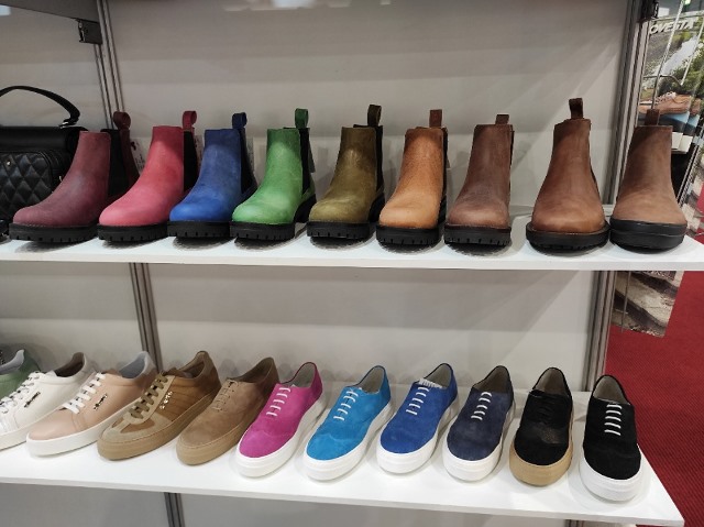 Firma Saltra, s.r.o. nabízí dámskou, pánskou i dětskou obuv a to rovněž v nádherných barvách