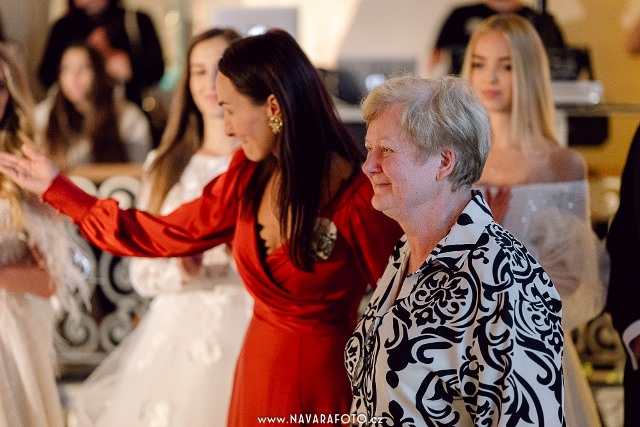 Dáma v červených šatech je organizátorka fashion show na zámku v Chudobíně a dáma vedle ní v bíločerné košili je JUDr. Marie Mazánková, tvůrkyně prezentovaných klobouků. Autor fotografie: Lukáš Navara.