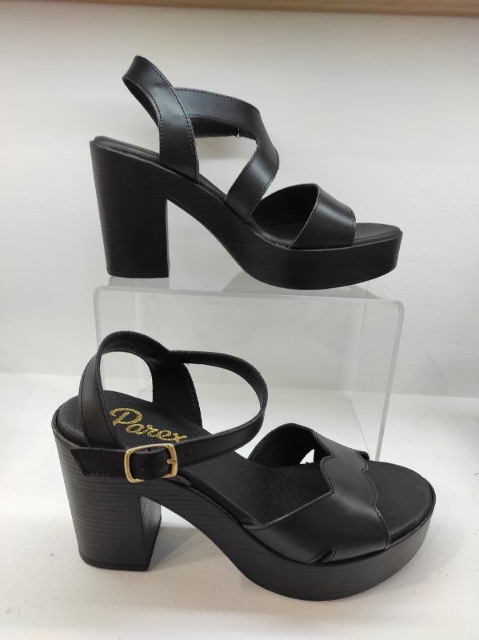 Důkazem o tom, že i dámská obuv v podobě letních sandálků může být pohodlná a vypadat skvěle a výborně se kombinuje, jsou například černé sandálky značky Parex.