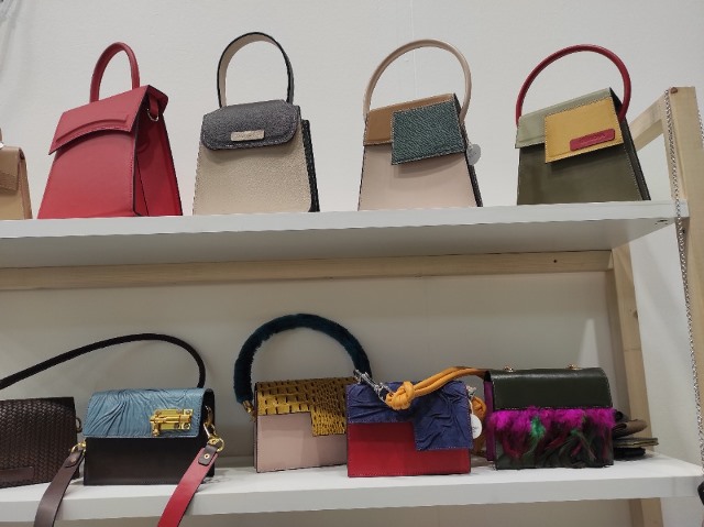 Tyto kabelky lze nazvat jako extravagantní minimalismus