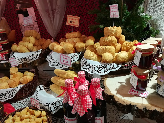 Na vánočních trzích v Krakově bylo ke koupi i mnoho druhů sýra