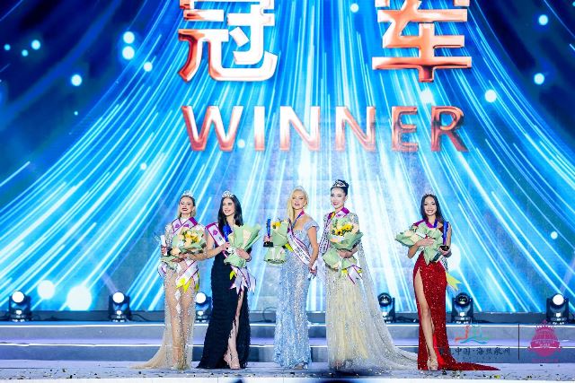 Světová soutěž krásy má svoji vítězku! Česká kráska Karolína Gorylová získala titul Miss Tourism World 2023!